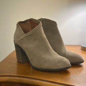 Women’s Lucky Brand suede leather beige size 7.5 ankle boots 3’ heal